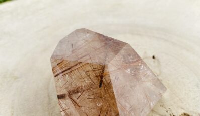 CRISTAUX TAILLÉS CRISTAL DE ROCHE RUTILE ROUGE