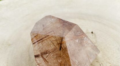 CRISTAUX TAILLÉS CRISTAL DE ROCHE RUTILE ROUGE