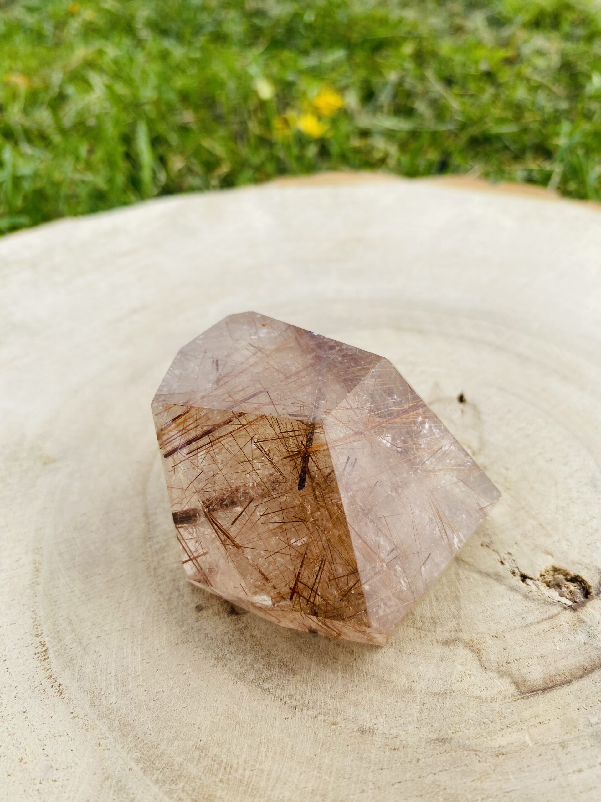 CRISTAUX TAILLÉS CRISTAL DE ROCHE RUTILE ROUGE