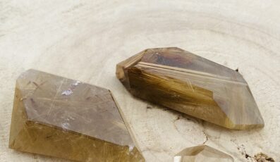 Cristaux taillés cristal de roche rutile(001)