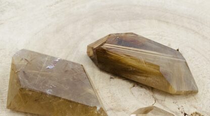 Cristaux taillés cristal de roche rutile(001)