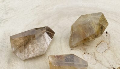 Cristaux taillés cristal de roche rutile(002)