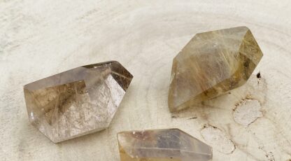 Cristaux taillés cristal de roche rutile(002)