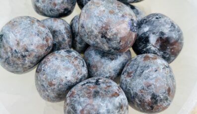 Pierre roulée Yooperlite