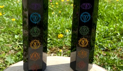 POINTE POLIE OBSIDIENNE NOIRE GRAVÉ 7 CHAKRAS