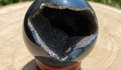 Sphère agate noire cristalisée