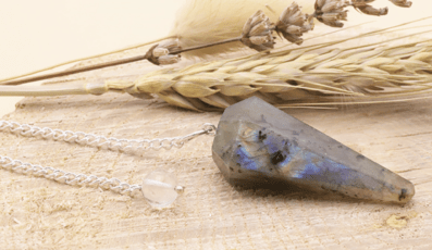 Pendule hexagonal en Labradorite