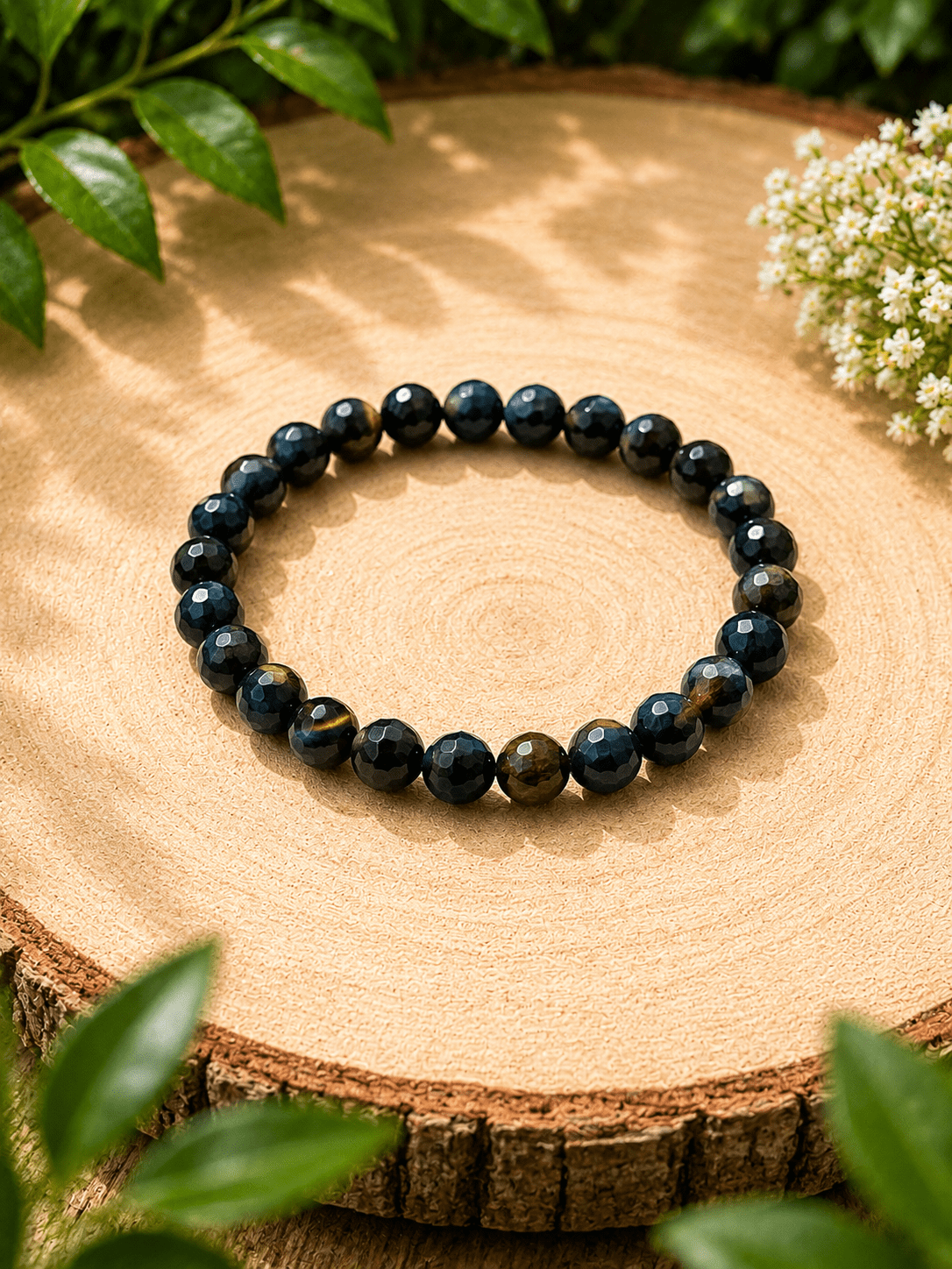 Bracelet facette en œil de faucon naturel, aux reflets bleu-gris chatoyants, pierre de protection, de clairvoyance et de confiance en soi.