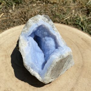 Cristaux taillés en calcédoine bleue cristallisée – lithothérapie et apaisement émotionnel