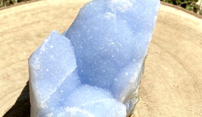 CRISTAUX TAILLÉS CALCÉDOINE BLEUE CRISTALLISÉE