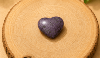 Galet coeur Stichtite sur Serpentine