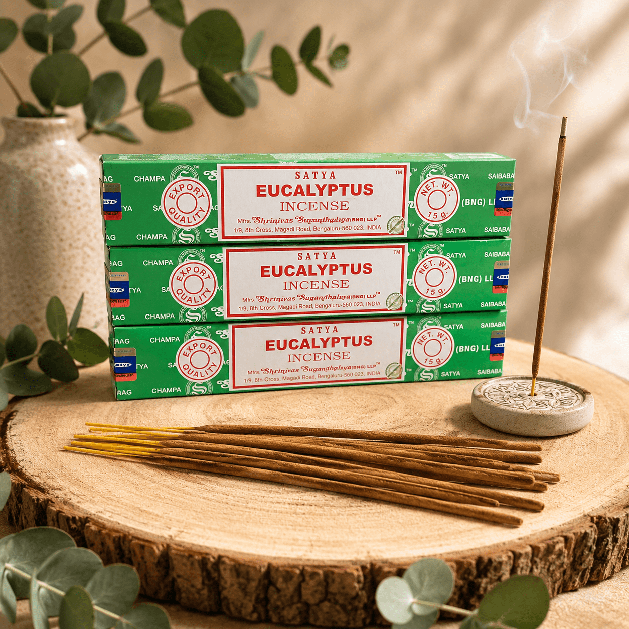 Encens Satya Eucalyptus en bâtonnets, parfum frais et purifiant, présenté avec un porte-encens en pierre – idéal pour les rituels de purification, la méditation et le bien-être – Esotérisme by William Wood.