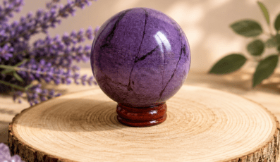Sphère en Stichtite sur Serpentine