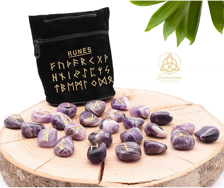 Petite sac noir gravé "RUNES" posé sur une coupe de bois avec des pierres pseudo-lapis-lazuli portant des sigles jaunes, ambiance spirituelle. Intégré: les erreurs des débutants avec les runes et les pendules.