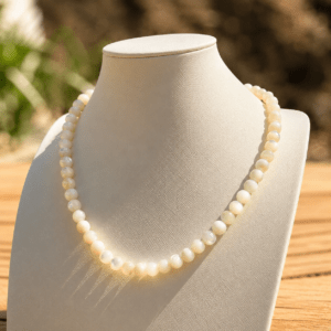 Collier Boule en Nacre naturelle – douceur et harmonie en lithothérapie