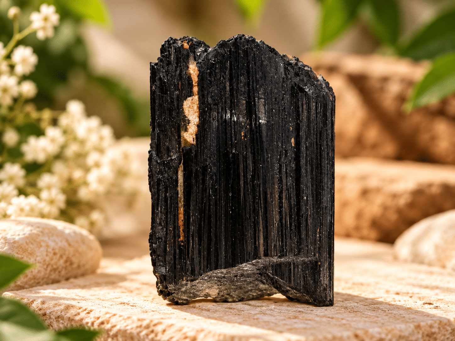 Tourmaline noire brute naturelle – pierre de protection et d’ancrage en lithothérapie.