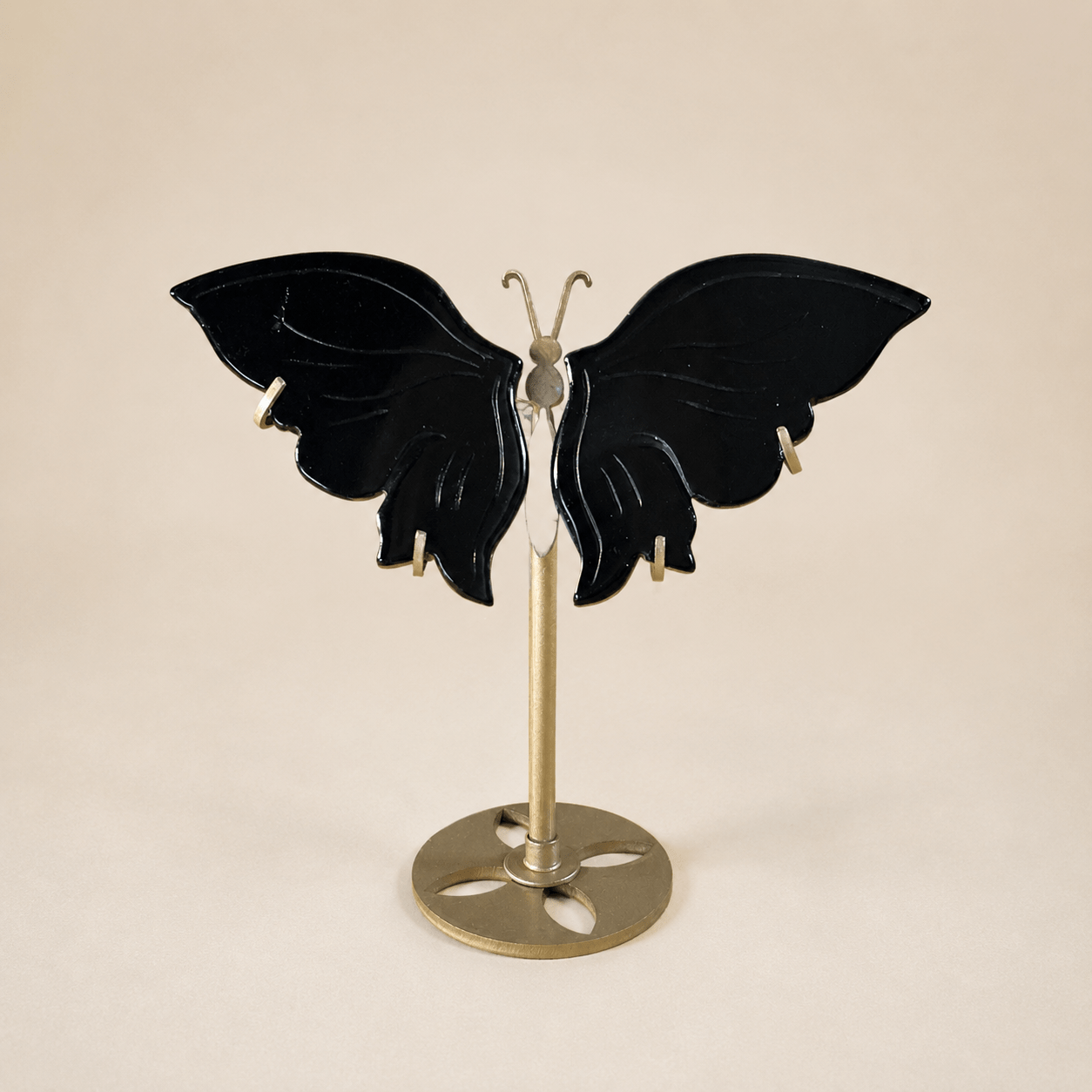 Papillon en Obsidienne Noire naturelle sur socle – pierre de protection et d’ancrage