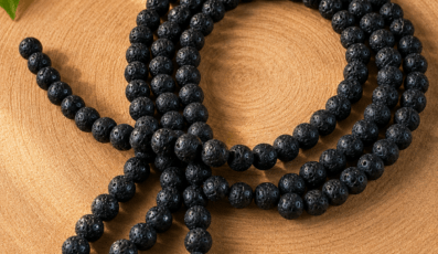 Fil de perles en pierre de lave