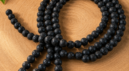 Fil de perles en pierre de lave