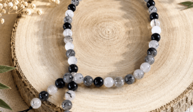 Fil de perles en Cristal de roche tourmaline