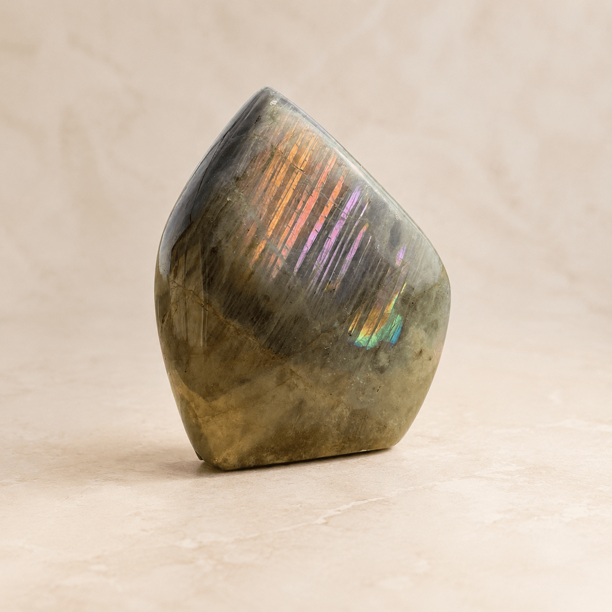 Labradorite violette forme libre polie aux reflets irisés