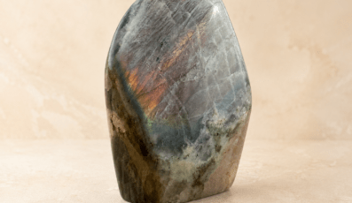 Forme libre Labradorite violette (540g)
