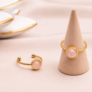 Bague ISEL dorée en Quartz Rose naturel – bijou lithothérapie douceur et harmonie
