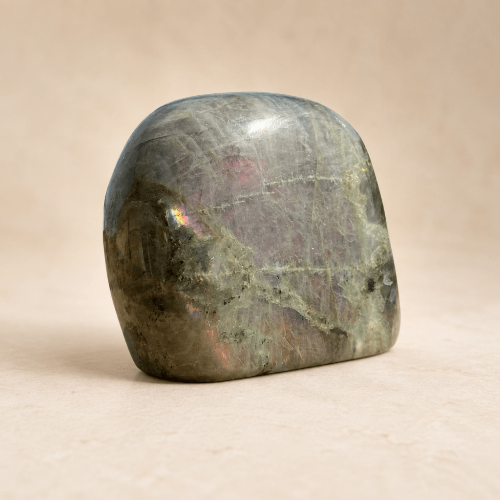 Pierre Labradorite Violette forme libre – reflets violets