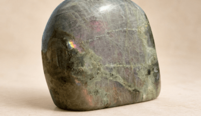 Forme libre Labradorite violette (293g)