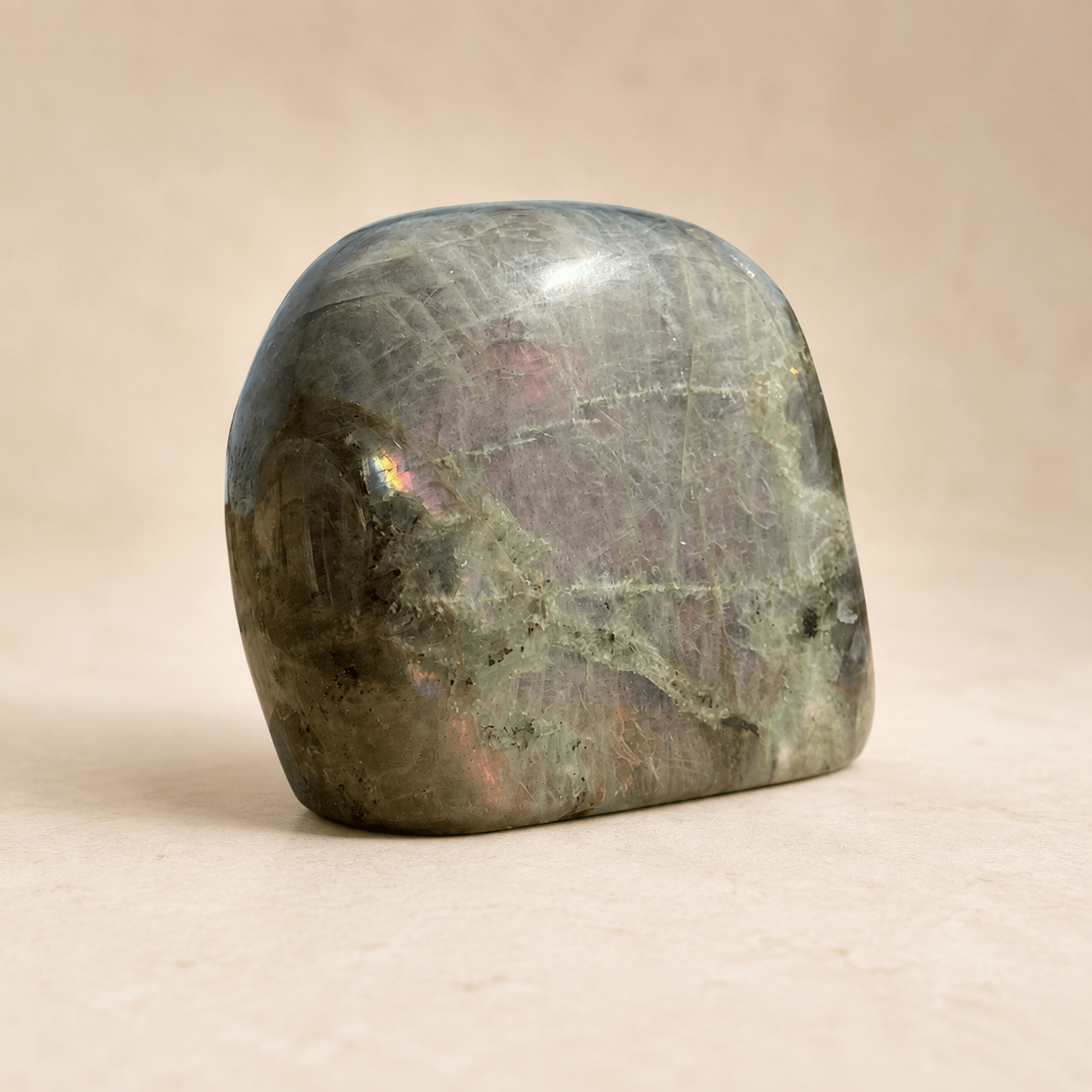 Pierre Labradorite Violette forme libre – reflets violets