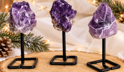 Améthyste brute sur socle : un quartz violet décoratif