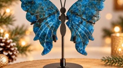 Papillon en apatite bleue AA sur socle